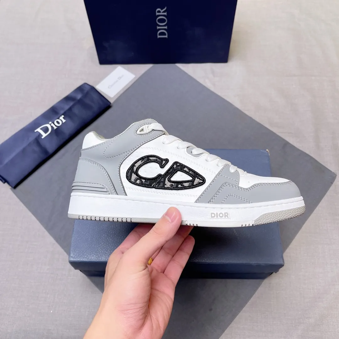 P420 Dior B57 low-top sneakers 2024 spring men's series new product launch [Celebrate][Celebrate][Celebrate], reinterpret the basketball shoe design and become Dior's classic item [strong][strong][strong], carefully crafted in black and cream white smooth cowhide, with beige suede, and the leather CD logo is displayed on the side Zhi, the tongue, sole and back side are decorated with various distinctive details to enhance the style[666][666], while the eyelet details, topstitching and rubber panels highlight the dynamic charm of its athletic style[strong][strong][strong]. It has a two-color rubber sole, which can be matched with various clothing to create a refined look. Size: 38 to 45 No. 067
